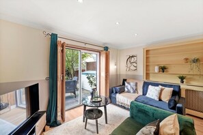 TV - Central London Stay | Driveway Parking - Sleeps 6 (London)