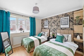 2 bedrooms, bed sheets - Central London Stay | Driveway Parking - Sleeps 6 (London)