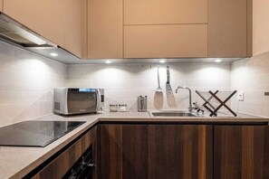Fridge, microwave, oven, stovetop - La Terrazza sul Thiou - 2 bedrooms - terrace - clo (Annecy)