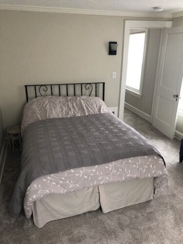Marvelous 2-bedroom apartment with full kitchen and AC in charming Wooster