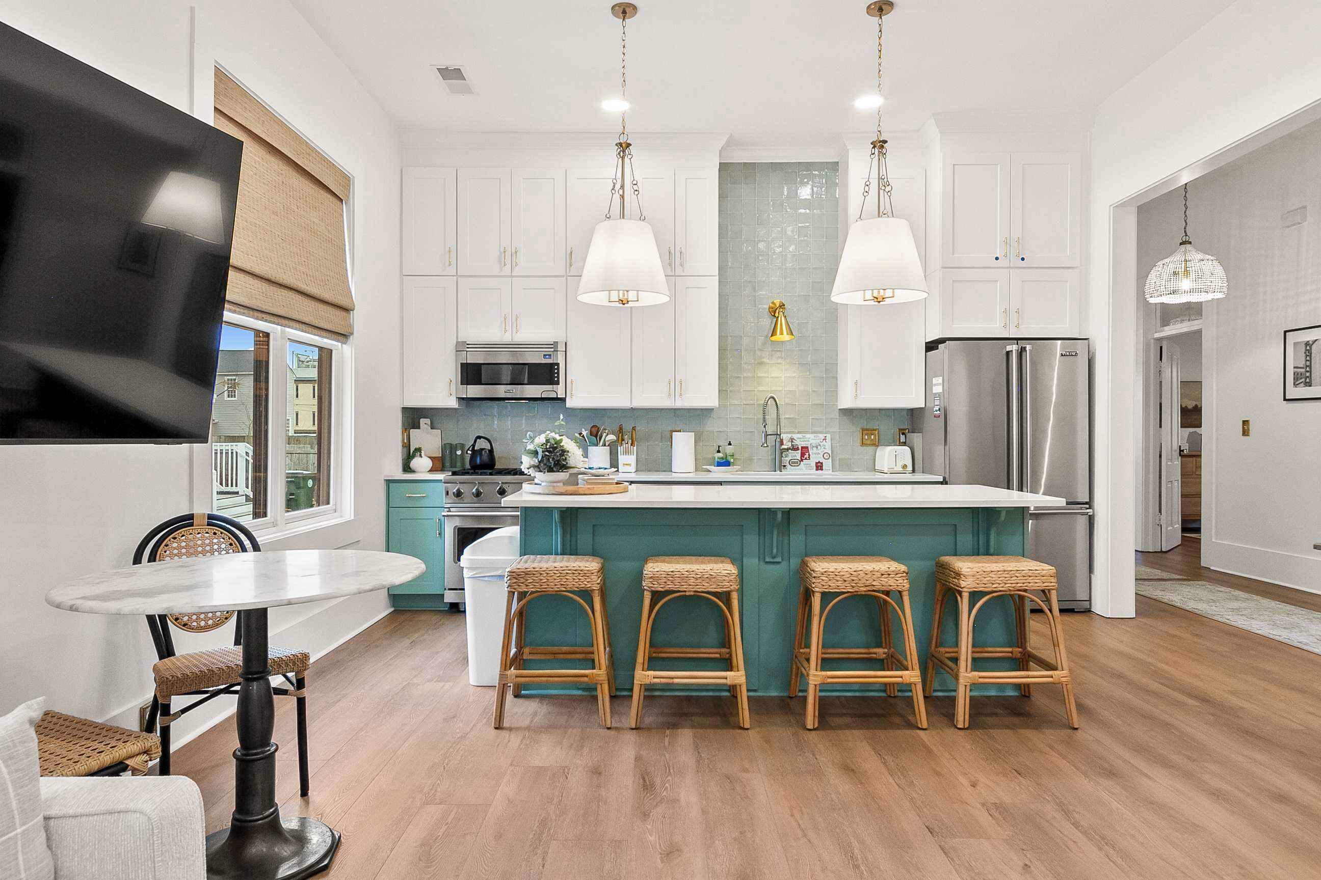 Jääkaappi, mikroaaltouuni, uuni, liesi