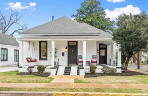 Exterior - The Ivy Elephant- Prime Game-Day Walk to Bryant-Denny (Tuscaloosa)