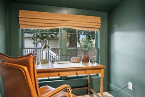 Interior - The Ivy Elephant- Prime Game-Day Walk to Bryant-Denny (Tuscaloosa)