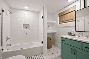 Shower, hair dryer, towels, shampoo - The Ivy Elephant- Prime Game-Day Walk to Bryant-Denny (Tuscaloosa)