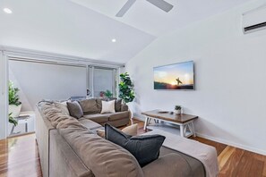 TV, books - Urban Luxe 4 - Bedroom Townhouse Near Brisbane CBD (Auchenflower)