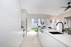 Fridge, microwave, oven, stovetop - Urban Luxe 4 - Bedroom Townhouse Near Brisbane CBD (Auchenflower)