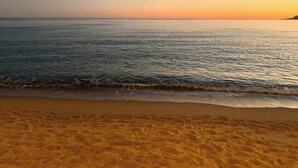 A beach with golden sand and gentle waves. - 2 Chambres Terrasse Jardin Acces Plages A2b241 (Cannes)