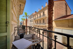 A balcony with a table, a bench, and a coffee mug. - 2 Chambres 2 SDB Balcon Coeur de Cannes A2b233 (Cannes)