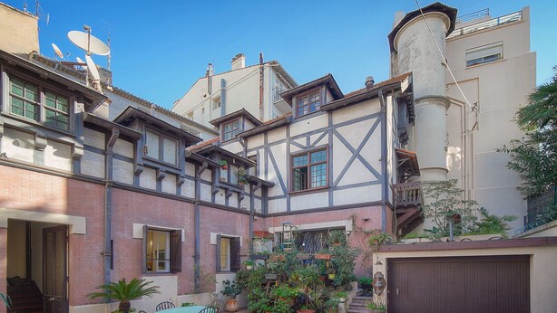 A courtyard with a brick floor, a table with chairs, and potted plants. - 2 Pieces Charmant Proche Plages DU Midi A1b266 (Cannes)