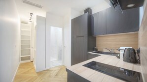 A modern kitchen with a wooden countertop, a built-in oven, and a coffee maker. - 2 Pieces Charmant Proche Plages DU Midi A1b266 (Cannes)