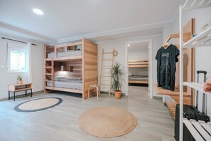 Habitación familiar, vistas a la piscina | Wifi gratis y ropa de cama