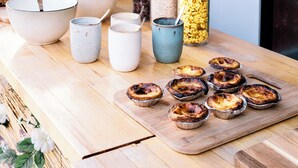 Un comptoir de cuisine avec des aliments et une pancarte sur laquelle on peut lire : « GARDONS L’ESPRIT DE L’OCÉAN ».