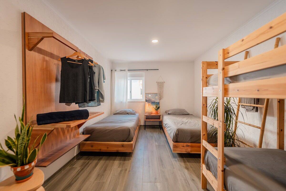 Habitación familiar, vistas a la piscina | Wifi gratis y ropa de cama