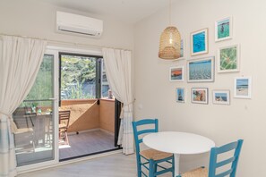 Dining - Studio Apartment 'Monolocale La Maddalena' with Mountain View, Wi-Fi and Air Conditioning (La Maddalena)
