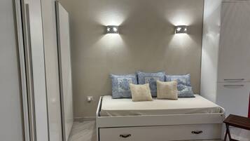 Een strijkplank/strijkijzer, wifi, beddengoed