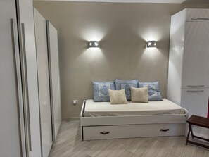 Een strijkplank/strijkijzer, wifi, beddengoed