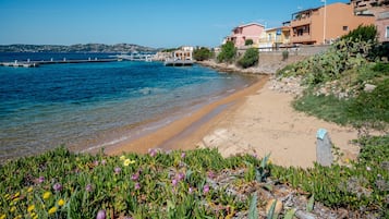 Una spiaggia nelle vicinanze