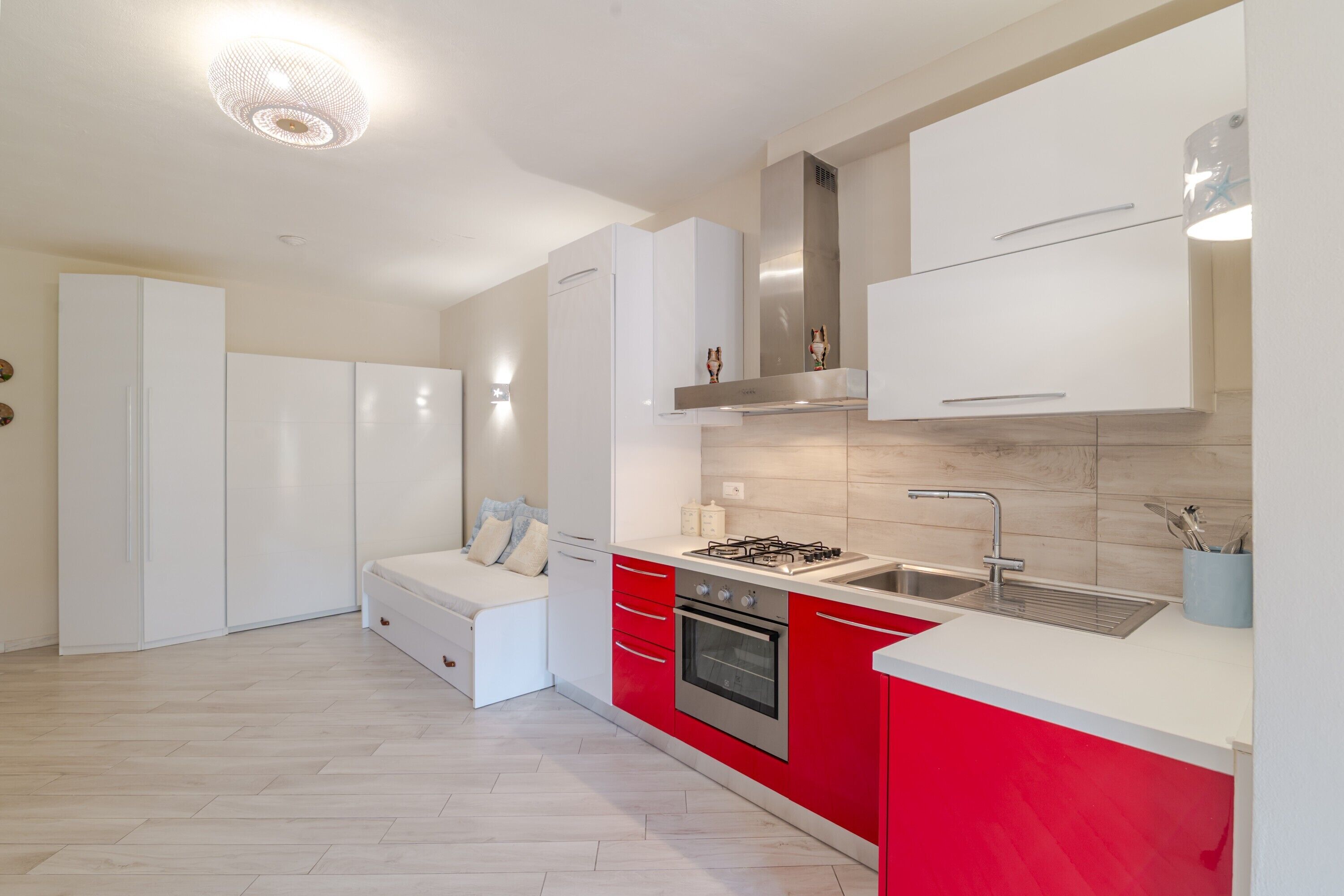 Fridge, oven, stovetop, coffee/tea maker