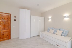 Iron/ironing board, WiFi, bed sheets - Studio Apartment 'Monolocale La Maddalena' with Mountain View, Wi-Fi and Air Conditioning (La Maddalena)