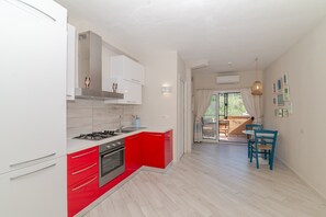 Fridge, oven, stovetop, coffee/tea maker - Studio Apartment 'Monolocale La Maddalena' with Mountain View, Wi-Fi and Air Conditioning (La Maddalena)