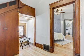 Un dormitorio con cama, escritorio y ventana.