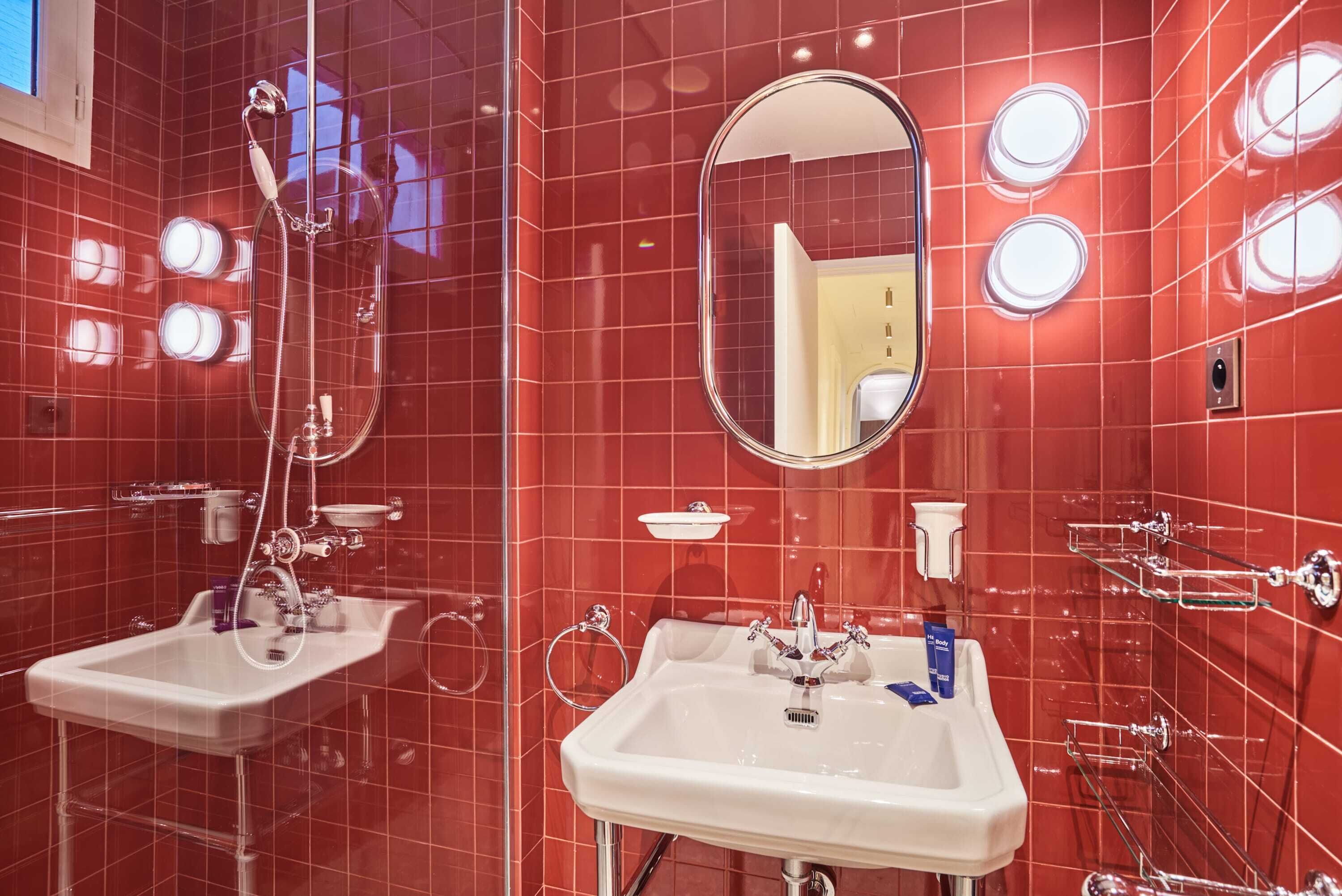 Douche, sèche-cheveux, serviettes fournies, shampoing