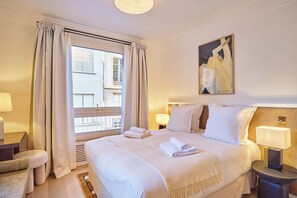3 bedrooms, desk, iron/ironing board, WiFi - Sublim AC Apartment 3 Bdr Saint Germain des Prés (Paris)