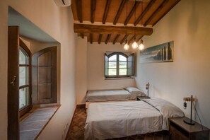 3 bedrooms, iron/ironing board, free WiFi, bed sheets - Casa Girasole: Oasi di pace nel cuore della natura Toscana (Asciano)