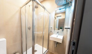Kahden hengen deluxe-huone, parveke | Kylpyhuone | Suihku, hiustenkuivaaja, pyyhkeet, saippua