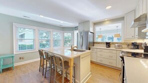 Fridge, microwave, oven, stovetop - Coastal Luxe Lagoon with Pool Near Beach (Hilton Head Island)