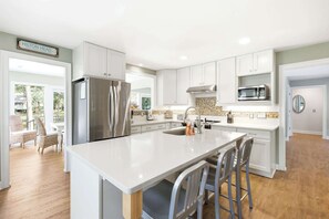 Fridge, microwave, oven, stovetop - Coastal Luxe Lagoon with Pool Near Beach (Hilton Head Island)