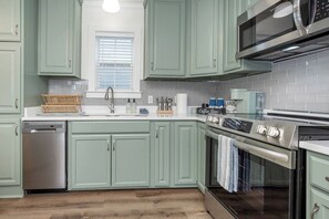 Private kitchen - Oak Park Cottage, Newly renovated, great location! (Ocean Springs)