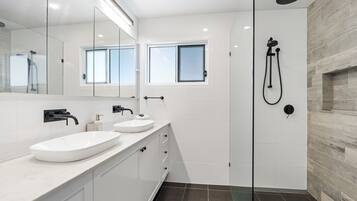Douche, serviettes fournies