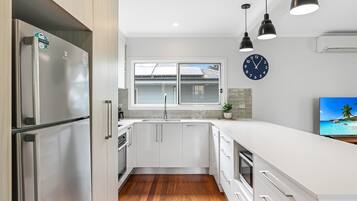 Kjøleskap, mikrobølgeovn, ovn og kokeplater