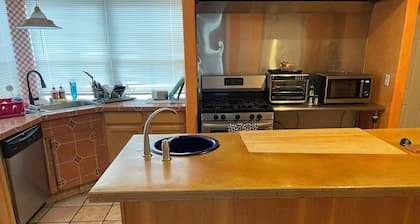 DOWNTOWN PHX PRIVATE BEDROOM SHARED BATHROOM KITCHEN COMMON AREAS SWIMMING POOL