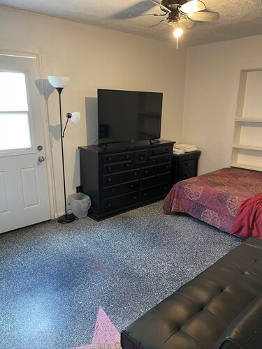 DOWNTOWN PHOENIX PRIVATE BEDROOM SHARED BATHROOM KITCHEN AND COMMON AREAS