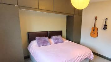 3 bedrooms, iron/ironing board, free WiFi, bed sheets
