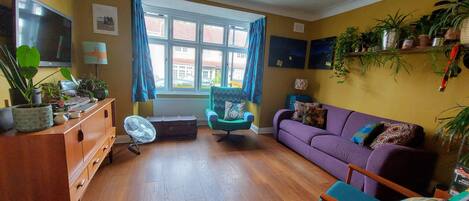 Een smart-tv, boeken en een stereo