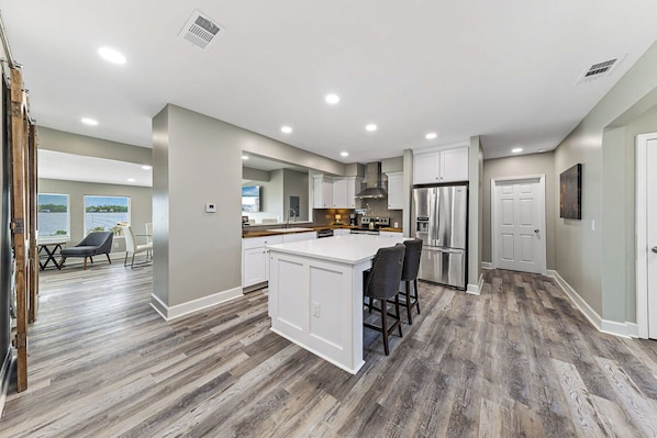 Fridge, microwave, oven, dishwasher - Holiday House Coastal Dreams 1308 (Gulf Shores)