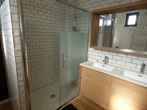 Douche, sèche-cheveux, serviettes fournies, papier toilette
