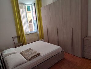 2 bedrooms, iron/ironing board, travel cot, bed sheets - Nice apartment near the sea convenient to all services with parking space (Moneglia)