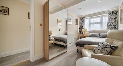 Close to Windsor, Heathrow and central London — sleeps nine
