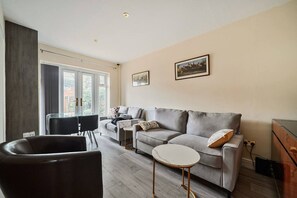 TV - Close to Windsor, Heathrow and central London — sleeps nine (Berkshire)