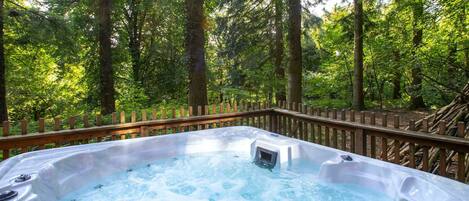 Outdoor spa tub