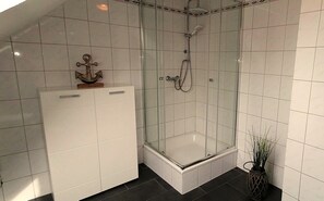 Shower, hair dryer, towels, toilet paper - Cozy vacation apartment "Lütje Moew", 4-room with roof terrace, rural location (Leezdorf)