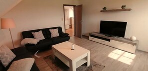 TV - Cozy vacation apartment "Lütje Moew", 4-room with roof terrace, rural location (Leezdorf)