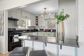 Refrigerador, microondas, lavavajillas y cafetera y tetera 