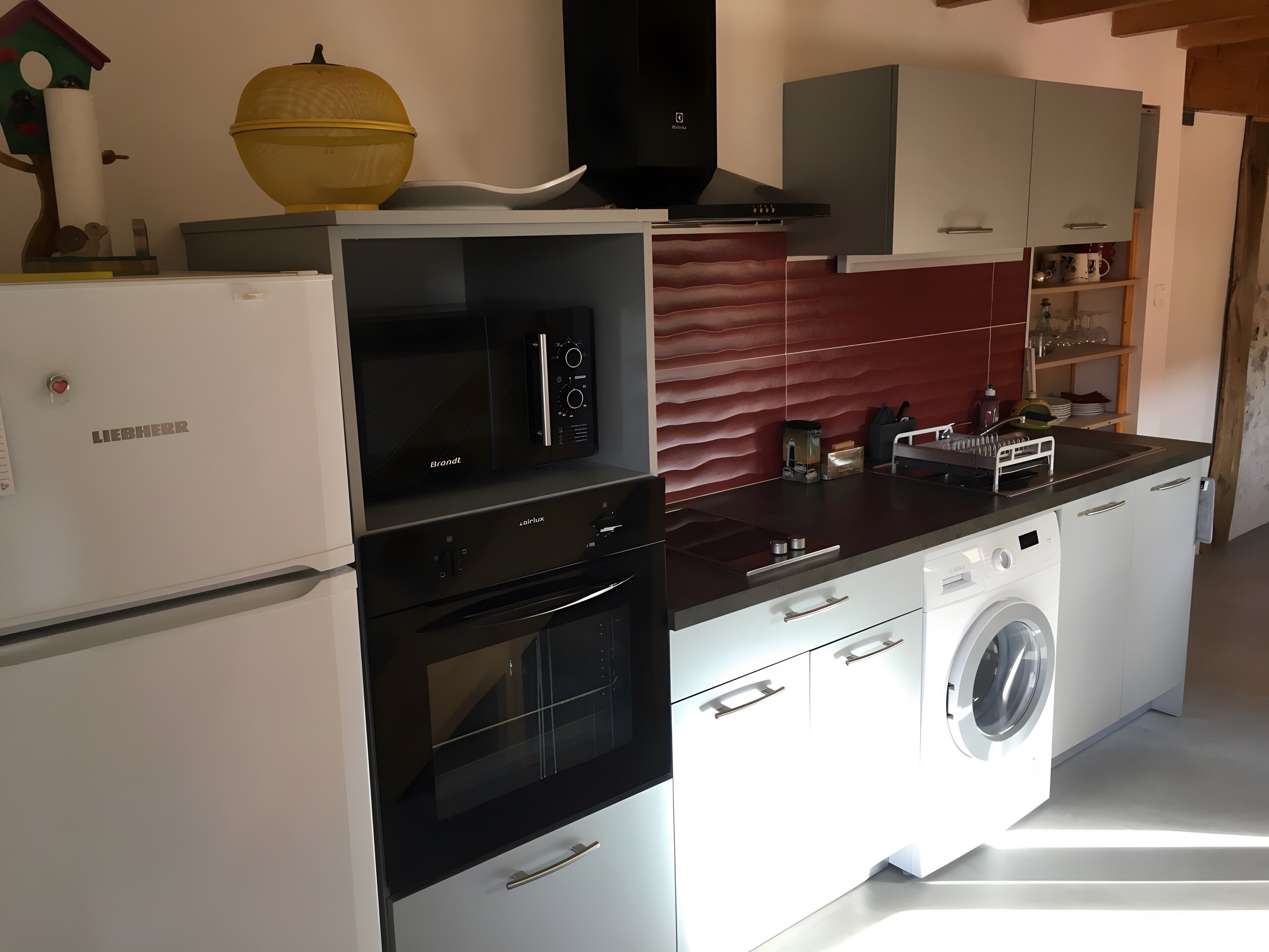 Réfrigérateur, micro-ondes, four, plaque de cuisson
