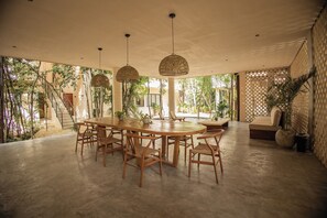 Outdoor dining - Modern duplex with private pool + 2 bicycles / 7 minutes from Tulum Beach (Tulum)