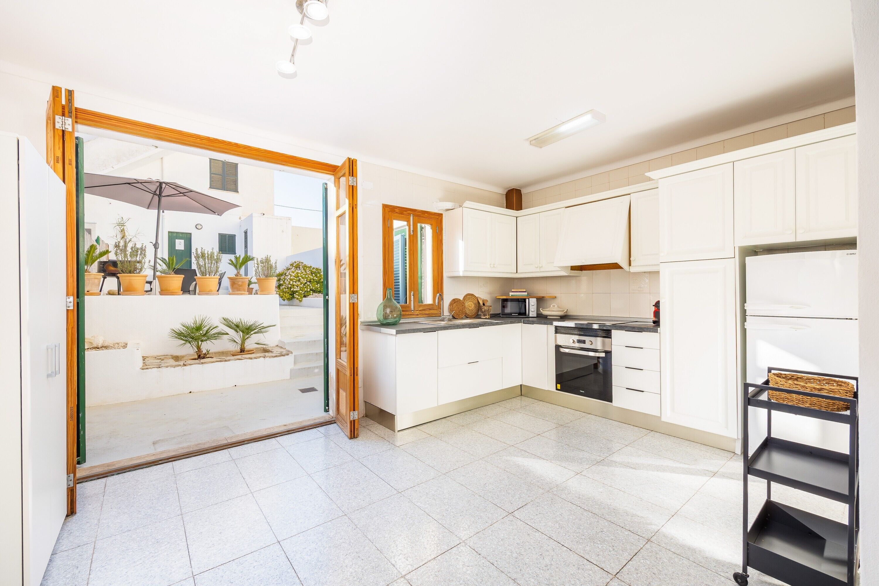 冷蔵庫、電子レンジ、オーブン、コンロ